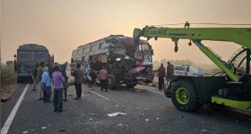 కంటైనర్‌ను ఢీ కొన్న ట్రావెల్ బస్సు.. ఆరుగురు మృతి, సూర్యపేట్ జిల్లాలో ఘోర ప్రమాదం