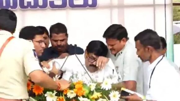 తిరుపతి స్వాతంత్ర్య వేడుకల్లో మంత్రి ఆనంకు అస్వస్థత.. అప్రమత్తమైన కలెక్టర్, ఎస్పీ!