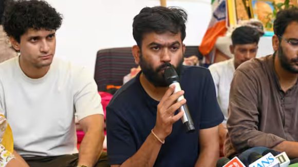 కాక్రోచ్ జనతా పార్టీ వేగంగా అడుగులు..  బుధవారం కీలక సమావేశం, అభిజీత్ మనసులో ఏముంది?