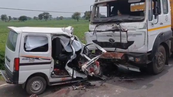 ధార్ జిల్లాలో ఘోర రోడ్డు ప్రమాదం.. లారీని ఢీకొన్న కారు.. ఆరుగురు మృతి
