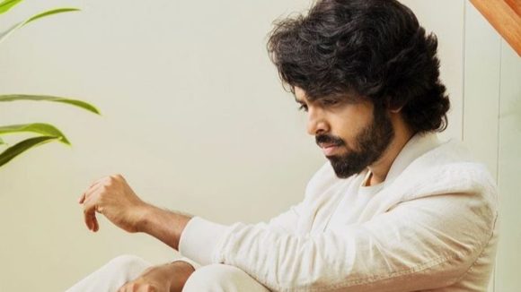 భార్యతో విడాకులైనా రిలేషన్ మెయింటైన్ చేస్తున్న హీరో.. ఇదేం లాజిక్ గురూ!