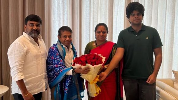 కేసీఆర్ బాటలోనే కవిత.. తమిళనాడు విజయ్ సీక్రెట్ జ్యోతిష్యుడితో సంచలన భేటీ!