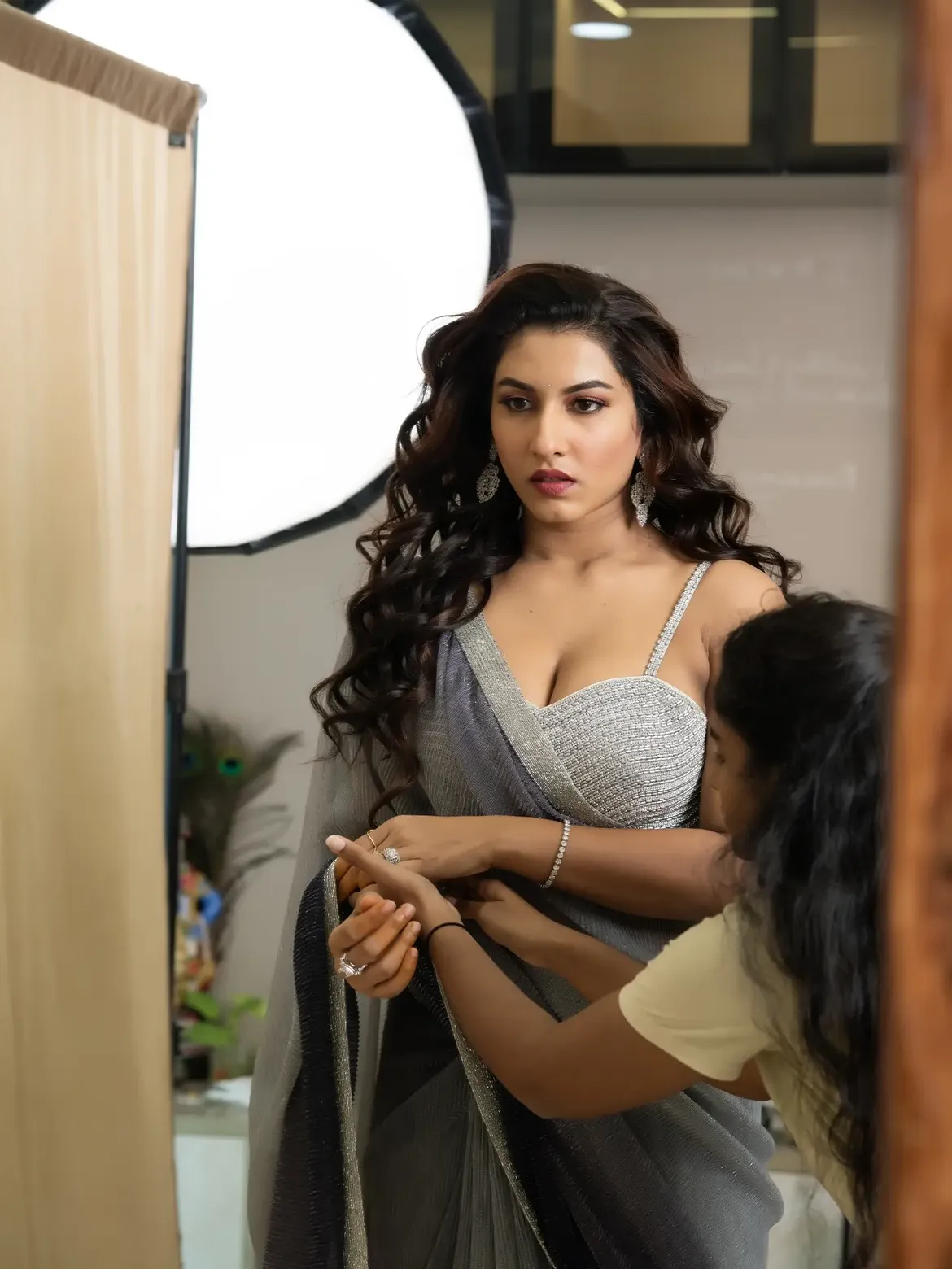Vishnupriya looks gorgeous in this saree