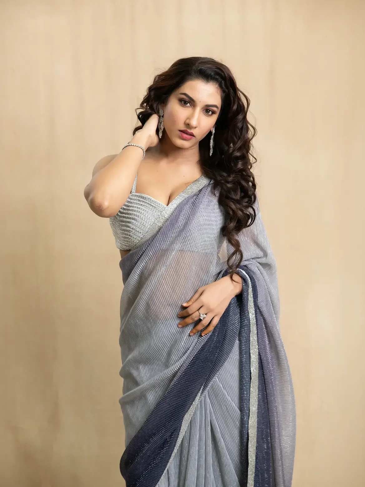 Vishnupriya looks gorgeous in this saree
