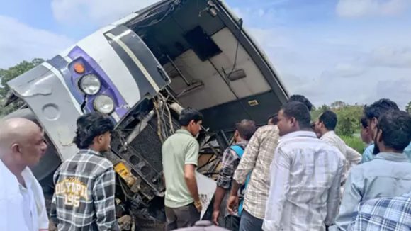 అన్నమయ్య జిల్లాలో ఆర్టీసీ బస్సు బోల్తా.. 20 మందికి తీవ్ర గాయాలు!