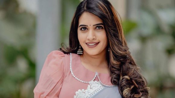 యాంకర్ గా స్రవంతి ఉంటే సినిమా హిట్టే.. డైరెక్టర్ ప్రశంశలు..సుమ క్రేజ్ తగ్గిందా?