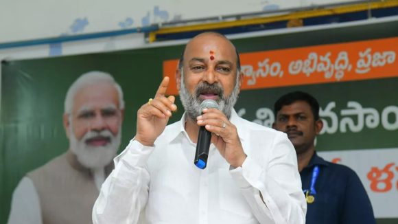 అవినీతి మరక లేని పాలన మోదీకే సాధ్యం.. రోజ్ గార్ మేళాలో బండి సంజయ్ సంచలన వ్యాఖ్యలు!