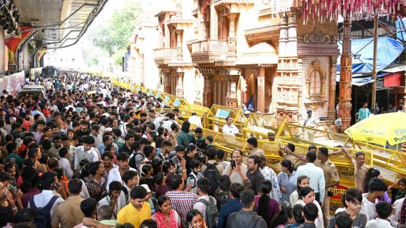 లాల్‌బాగ్ గణేష్ మండపం వద్ద ఘోర విషాదం.. చిన్నారితో సహా ఇద్దరు భక్తులు దుర్మరణం
