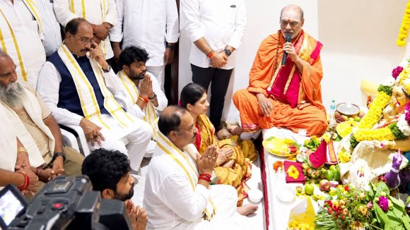 తెలంగాణ కాంగ్రెస్‌కు కొత్త ఇన్‌ఛార్జ్.. గాంధీభవన్‌ పూజలో మాణిక్‌రావు ఠాక్రే ప్రత్యక్షం, మార్పు ఖాయమా?