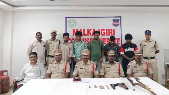 కారు కొనడానికి వచ్చి.. పిస్టల్‌ చూపించి కారుతో ఉడాయించారు!
