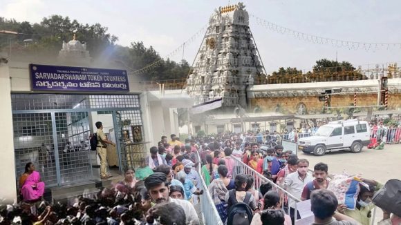 శ్రీవారి భక్తులకు బిగ్ అలర్ట్.. సోమవారం సర్వ దర్శనం టోకెన్లు నిలిపివేత