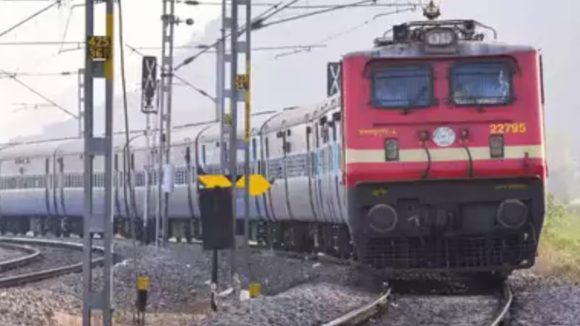 శ్రీకాకుళంలో విషాదం.. టెక్కలి వద్ద రైలు ఢీకొని నలుగురు యువకులు దుర్మరణం!