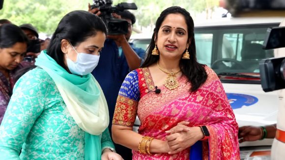 పోలీస్ స్టేషన్ లో యూట్యూబర్ నందన.. బిగ్ బాస్ కోసమే వచ్చి దొరికిపోయారా?