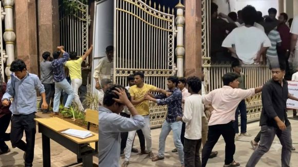 రణరంగంగా మారిన హైదరాబాద్ జేఎన్టీయూ, విద్యార్థుల మధ్య ఫైటింగ్, అర్ధరాత్రి ఏం జరిగింది?