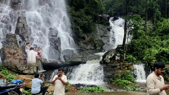 మూడురోజులుగా కుమ్మేస్తున్న వర్షాలు.. ఉప్పొంగుతున్న జలపాతాలు, పర్యాటకులకు నో ఎంట్రీ