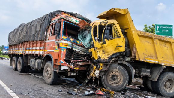 బలంగా ఢీ కొన్న లారీ-టిప్పర్, విజయనగరం జిల్లాలో ఘోర ప్రమాదం, ఒకరు మృతి..