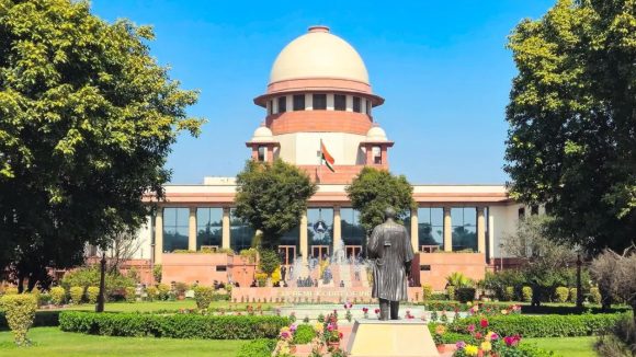 AIADMK ఎమ్మెల్యేల రాజీనామాలపై సుప్రీంకోర్టు సంచలన తీర్పు.. ఆ పిటిషన్ కొట్టివేత!