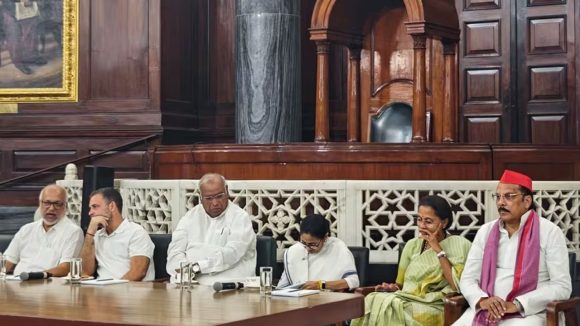 రాష్ట్రపతి భవన్‌ భేటీతో మారిన పొలిటికల్ గేమ్‌.. ఓటు చోరీకి రాహుల్ ఇస్తున్న ఆధారాలేంటి?