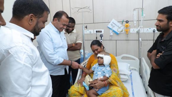 మానవత్వం చాటుకున్న మంత్రి కోమటిరెడ్డి.. మూగ, చెవిటి చిన్నారికి పునర్జన్మ!