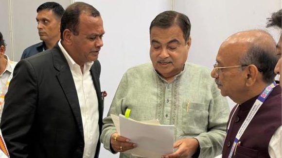 కేంద్రంతో తెలంగాణ రోడ్ల ముచ్చట.. నితిన్ గడ్కరీతో మంత్రి కోమటిరెడ్డి ప్రత్యేక భేటీ!