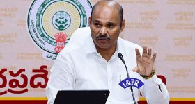 ఆటో డ్రైవర్ పిల్లల స్కూల్ ఫీజు రూ.1.5 లక్షలు.. భార్య ఎలా సాయం చేస్తోందంటే