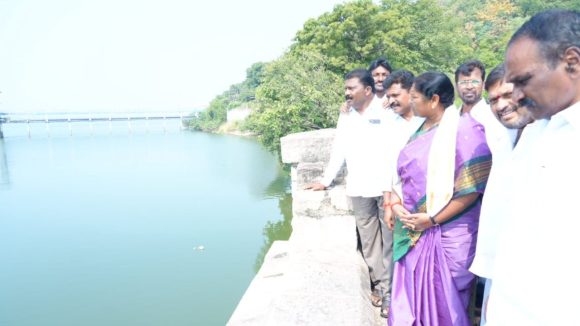 నీటిని వృథా చేయవద్దు.. ప్రభుత్వానికి ప్రజలు సహకరించాలి: సీతక్క