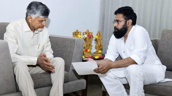 సెక్యూరిటీ లేకుండా ఒంటరిగా.. సీఎం చంద్రబాబుతో పవన్ అరగంట భేటీ, అసలు మేటరేంటి?