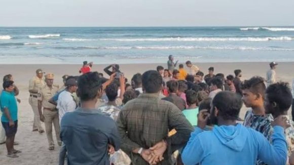 శ్రీకాకుళంలో ఘోర విషాదం.. సముద్రంలో కొట్టుకుపోయిన నలుగురు విద్యార్థులు.. ఇద్దరు మృతి!