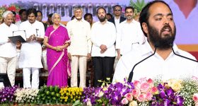 నేషనల్ గార్డ్‌ లో చిన్న కమాండో.. యూనిఫాం, తలకు హెల్మెట్ తో భలే ఉందిగా!