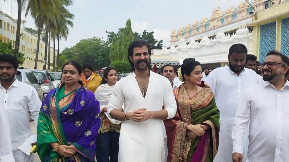 మొదటసారి రష్మికతో కలసి పుట్టపర్తి వచ్చిన విజయ్ దేవరకొండ!