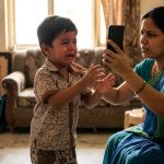 పిల్లల చేతి నుంచి ఫోన్ తీసుకోగానే ఏడుస్తున్నారా? ఇలా చేస్తే స్వయంగా ఇచ్చేస్తాడు